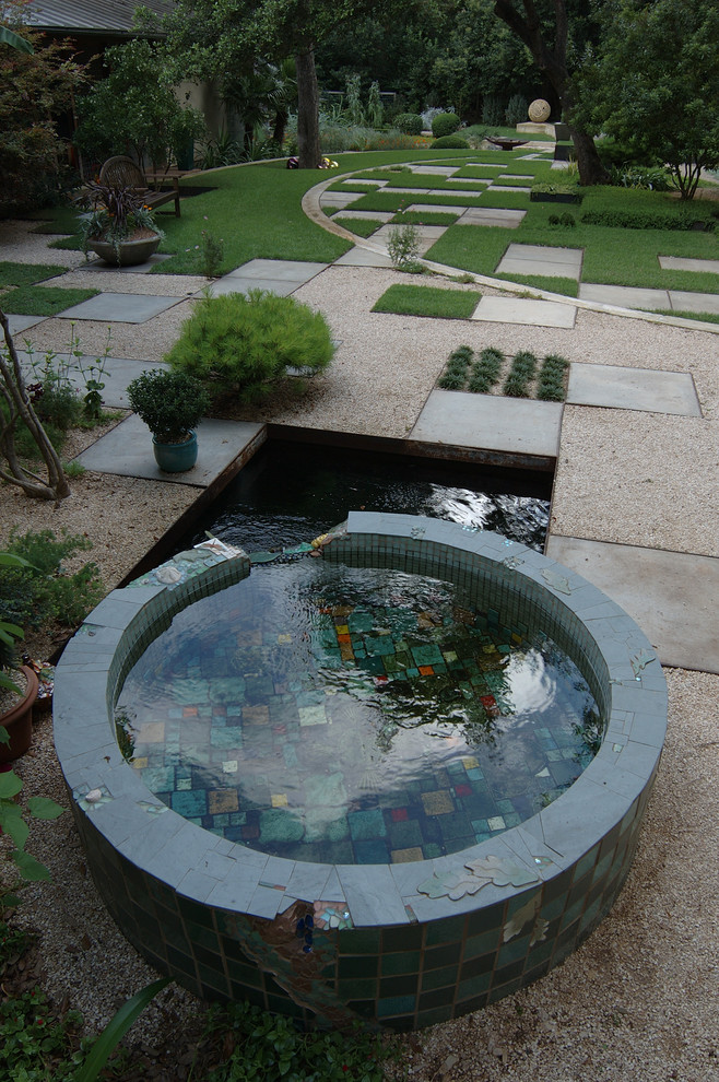 Klassischer Garten hinter dem Haus mit Wasserspiel in Austin