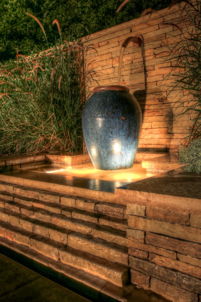 На фото: солнечный, летний садовый фонтан среднего размера на заднем дворе в средиземноморском стиле с хорошей освещенностью и покрытием из каменной брусчатки с