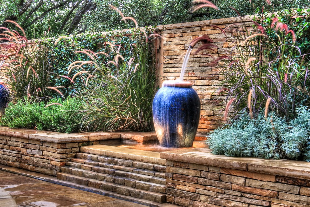 Aménagement d'un jardin en pots arrière méditerranéen de taille moyenne et l'été avec une exposition ensoleillée et des pavés en pierre naturelle.