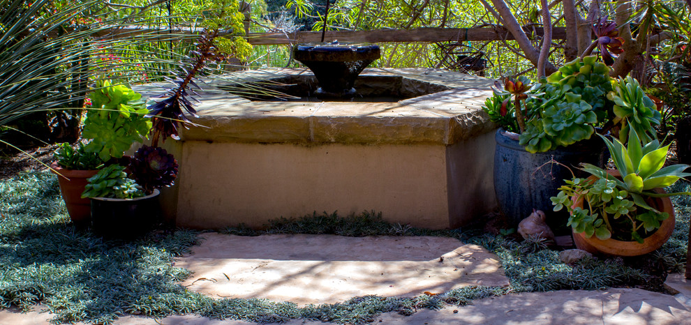 На фото: солнечный участок и сад среднего размера, зимой на переднем дворе в средиземноморском стиле с хорошей освещенностью и покрытием из каменной брусчатки