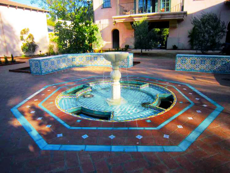 Mittelgroßer Mediterraner Garten im Sommer, neben dem Haus mit Wasserspiel, direkter Sonneneinstrahlung und Natursteinplatten in Santa Barbara