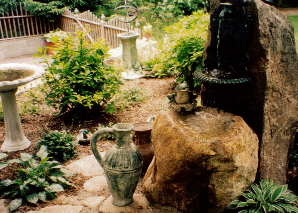 Immagine di un giardino country esposto a mezz'ombra dietro casa in estate con pavimentazioni in pietra naturale