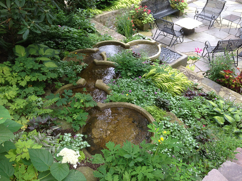 Идея дизайна: тенистый, летний засухоустойчивый сад среднего размера на заднем дворе в современном стиле с клумбами и покрытием из каменной брусчатки