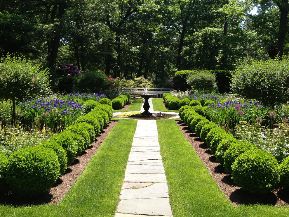 Esempio di un giardino formale chic dietro casa con fontane e pavimentazioni in pietra naturale