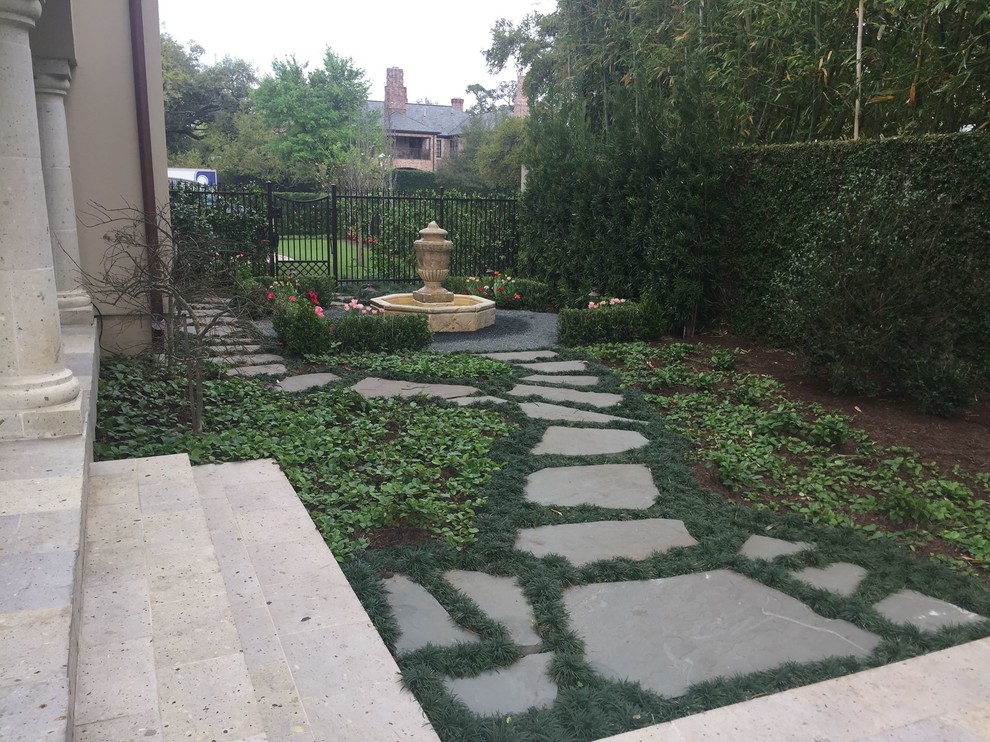Diseño de camino de jardín tradicional renovado de tamaño medio en patio lateral con exposición parcial al sol y adoquines de piedra natural