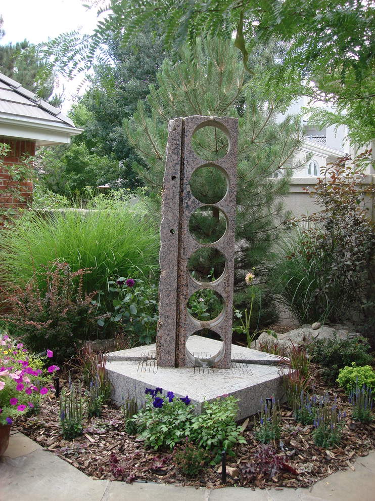 Idee per un piccolo giardino american style esposto a mezz'ombra dietro casa in estate con fontane e pavimentazioni in pietra naturale