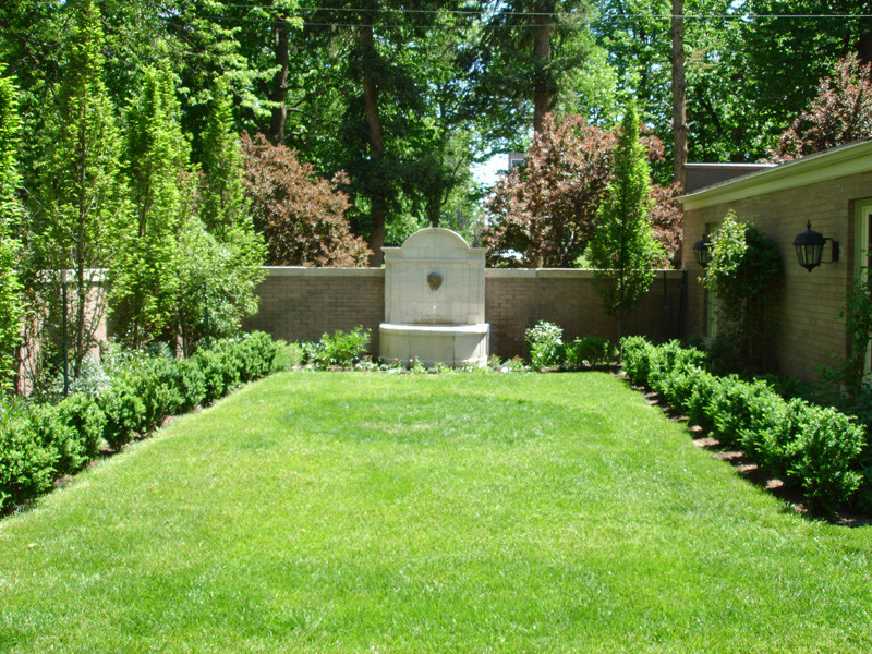 Immagine di un piccolo giardino stile americano esposto a mezz'ombra dietro casa con fontane