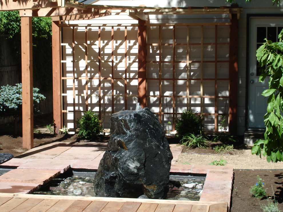 Idee per un giardino american style esposto a mezz'ombra di medie dimensioni e dietro casa in estate con fontane e pedane