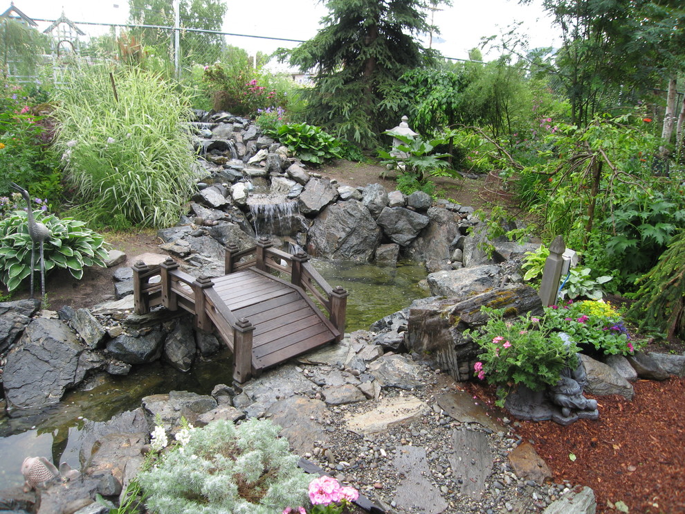 Idée de décoration pour un grand jardin arrière tradition avec un bassin et une exposition ensoleillée.