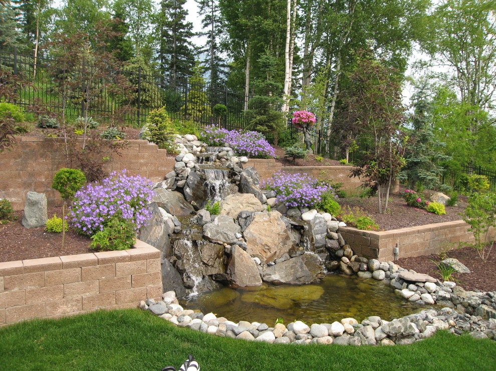 На фото: большой сад с прудом на заднем дворе в классическом стиле с
