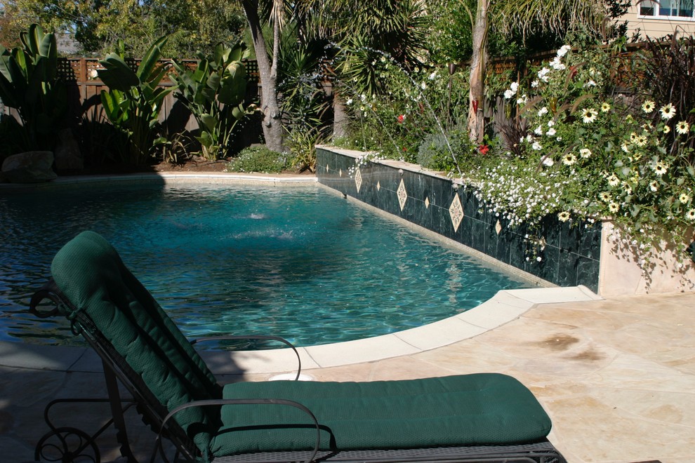 Пример оригинального дизайна: маленький бассейн на заднем дворе в средиземноморском стиле для на участке и в саду