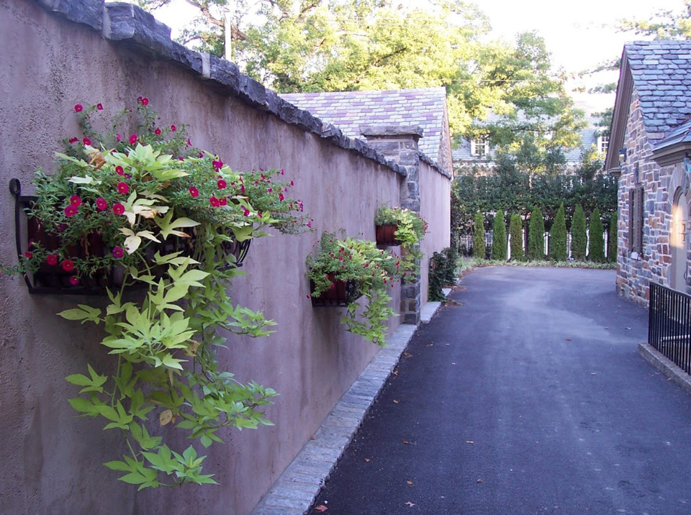 Immagine di un giardino classico esposto in pieno sole di medie dimensioni e nel cortile laterale con pavimentazioni in pietra naturale