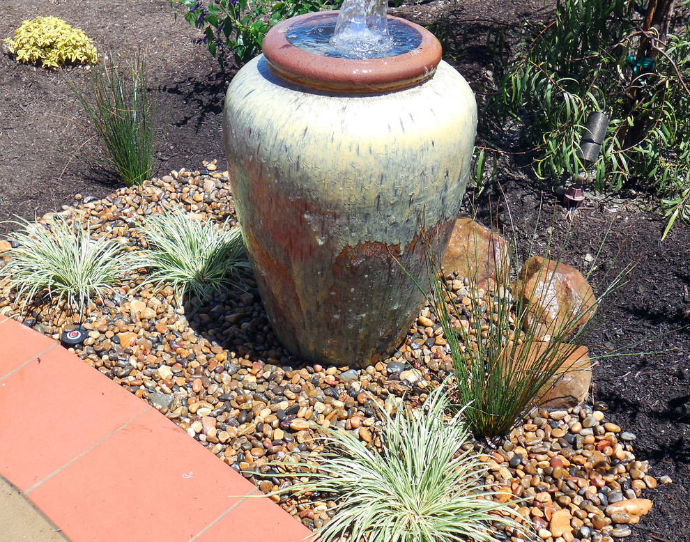 Ispirazione per un piccolo giardino classico esposto in pieno sole dietro casa in estate con fontane e pavimentazioni in pietra naturale