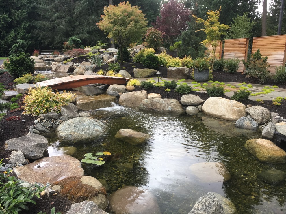 Geometrischer, Mittelgroßer Asiatischer Gartenteich im Herbst, hinter dem Haus mit direkter Sonneneinstrahlung und Natursteinplatten in Seattle