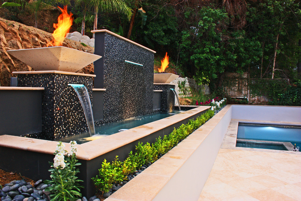 Design ideas for a small modern back partial sun garden in Los Angeles with a fire feature.