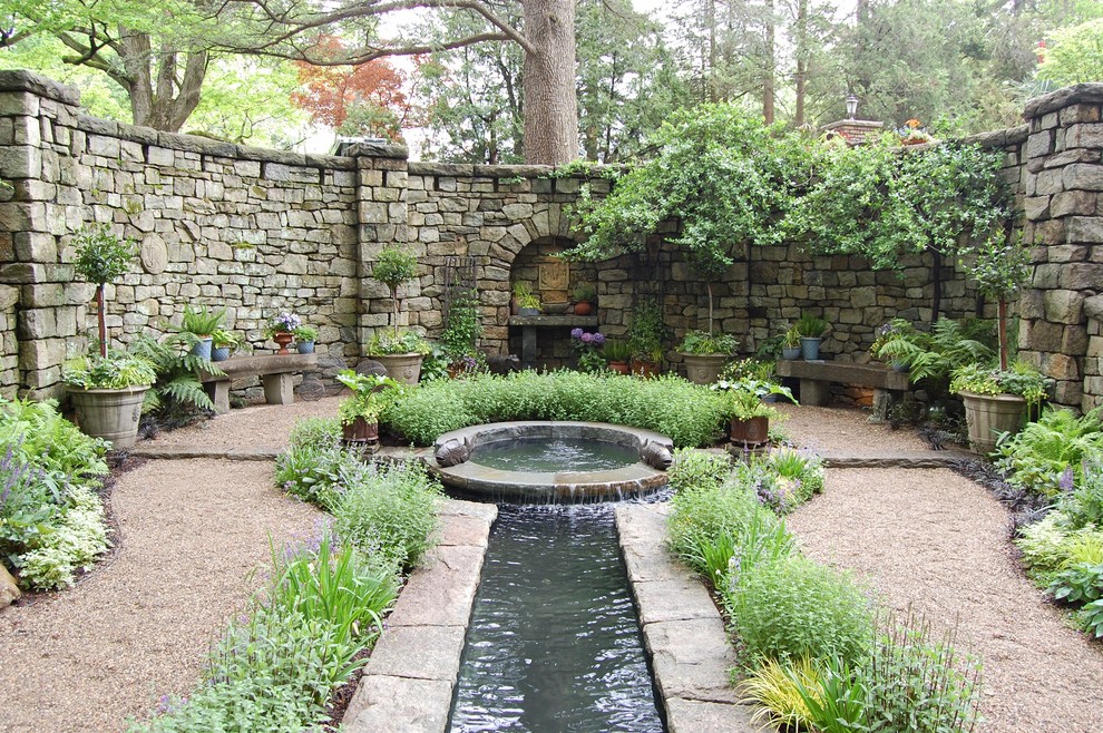 Klassischer Garten mit Wasserspiel in New York