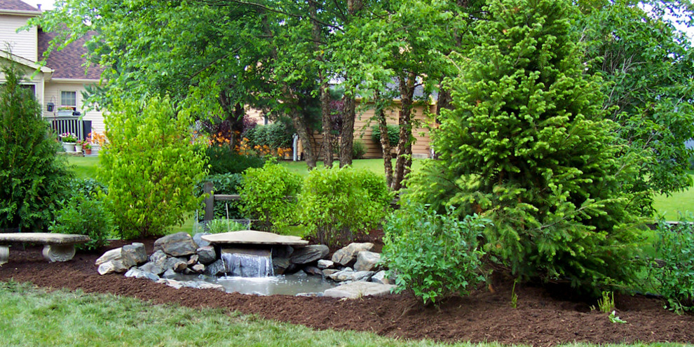 Garten hinter dem Haus mit Wasserspiel in Chicago