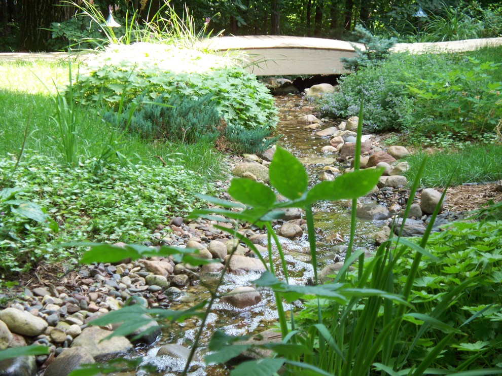 Cette photo montre un jardin à la française arrière chic de taille moyenne et l'été avec un point d'eau, une exposition partiellement ombragée et du gravier.