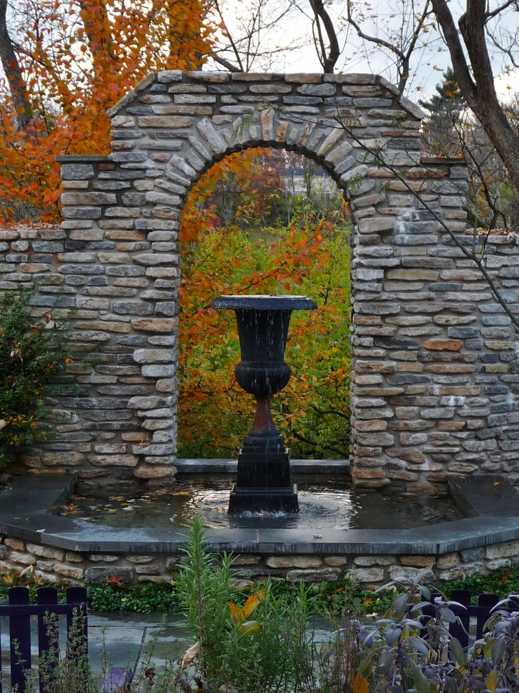 Idéer för att renovera en vintage trädgård, med en fontän