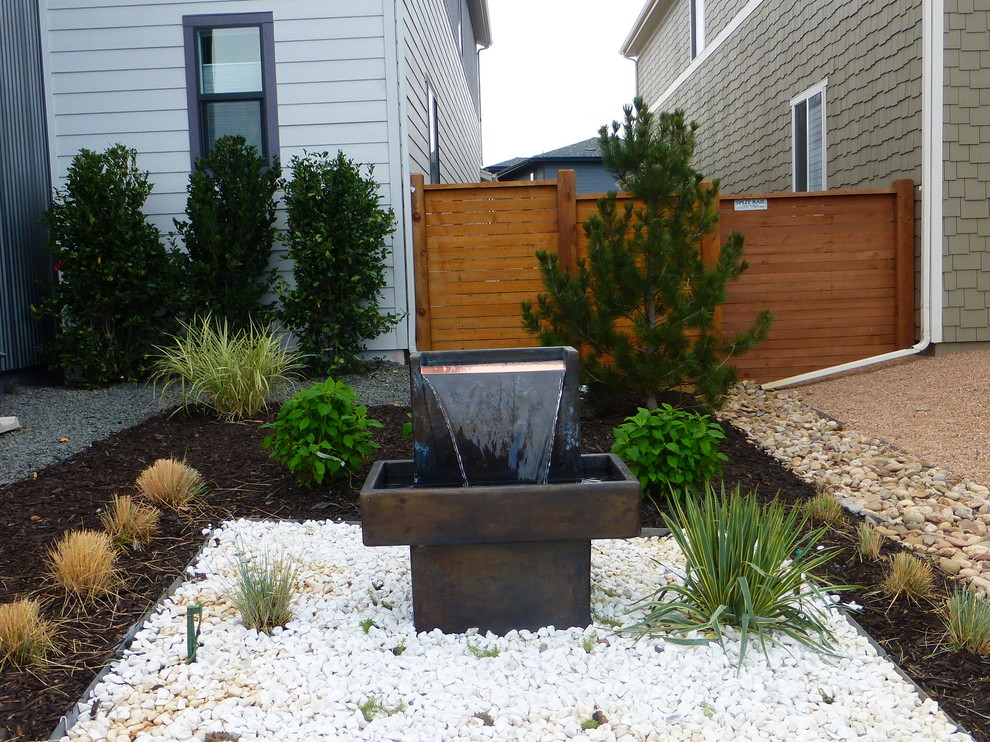 Photo of a traditional front garden in Denver with a water feature and gravel.