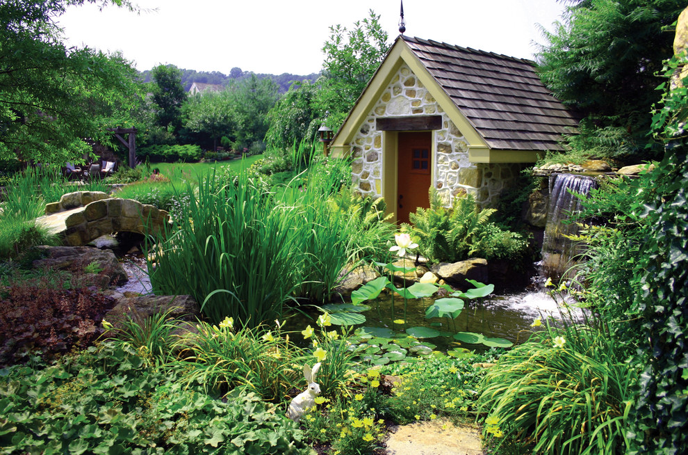 Inspiration pour un jardin à la française arrière traditionnel de taille moyenne avec un point d'eau, une exposition ensoleillée et un paillis.