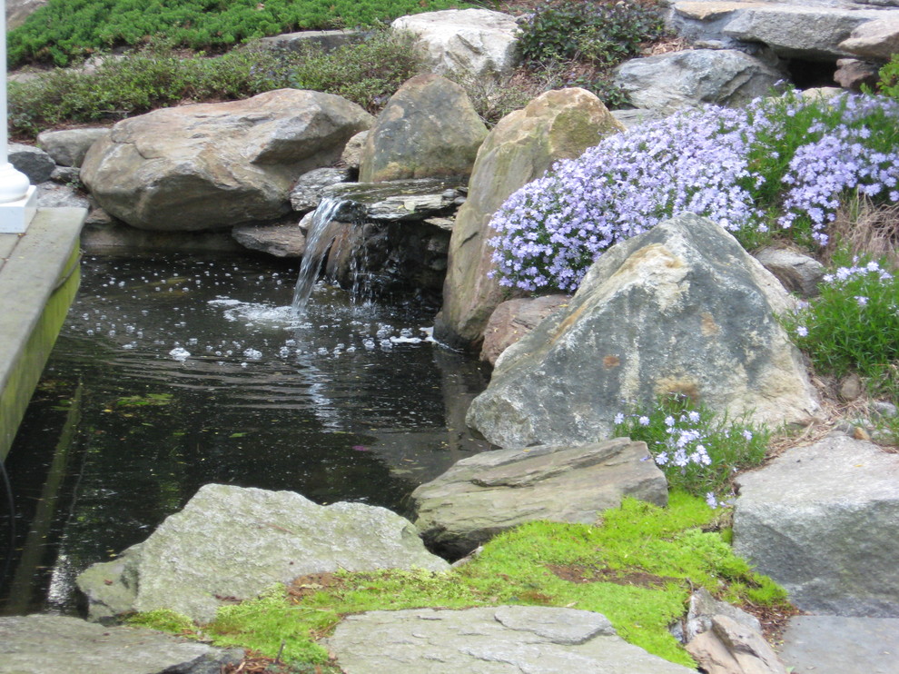 Foto di un ampio giardino chic con fontane e un pendio, una collina o una riva