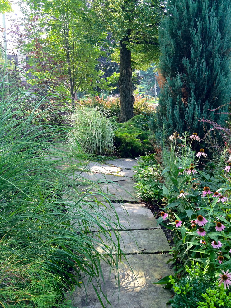 Photo of a classic garden in Montreal with natural stone paving.