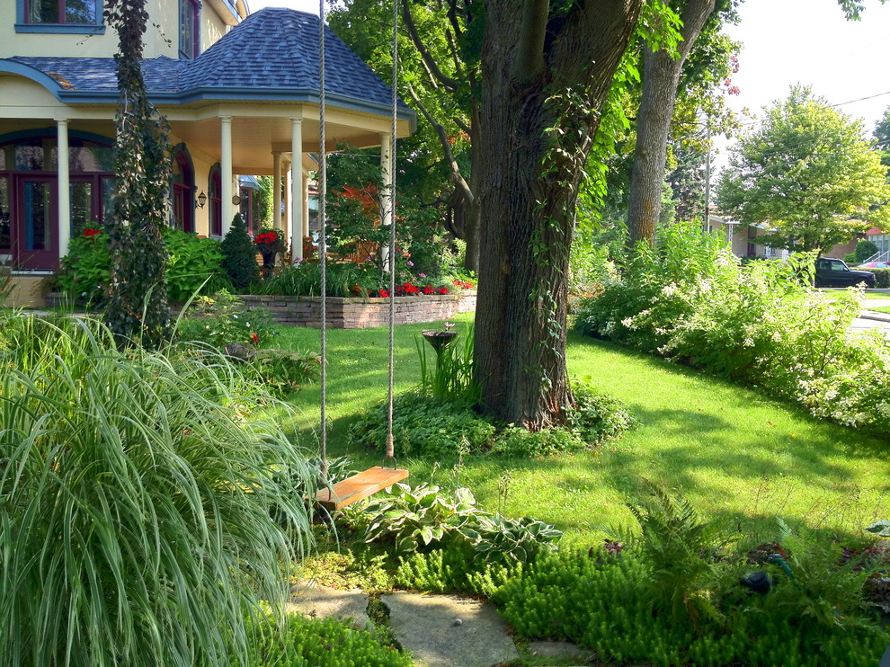 Inspiration för en vintage trädgård i skuggan framför huset