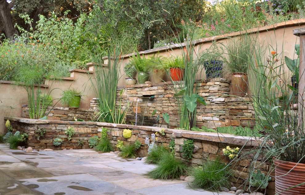 Geometrischer, Mittelgroßer Moderner Gartenteich hinter dem Haus mit Natursteinplatten in Santa Barbara