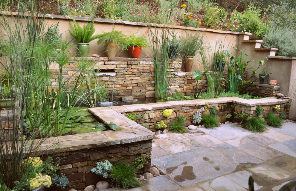 Ispirazione per un giardino design di medie dimensioni e dietro casa con pavimentazioni in pietra naturale