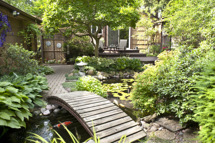 Photo of a traditional garden in Chicago.