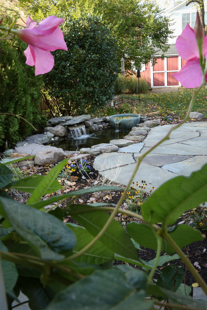 Aménagement d'un petit jardin arrière craftsman l'automne avec un point d'eau, une exposition partiellement ombragée et des pavés en pierre naturelle.
