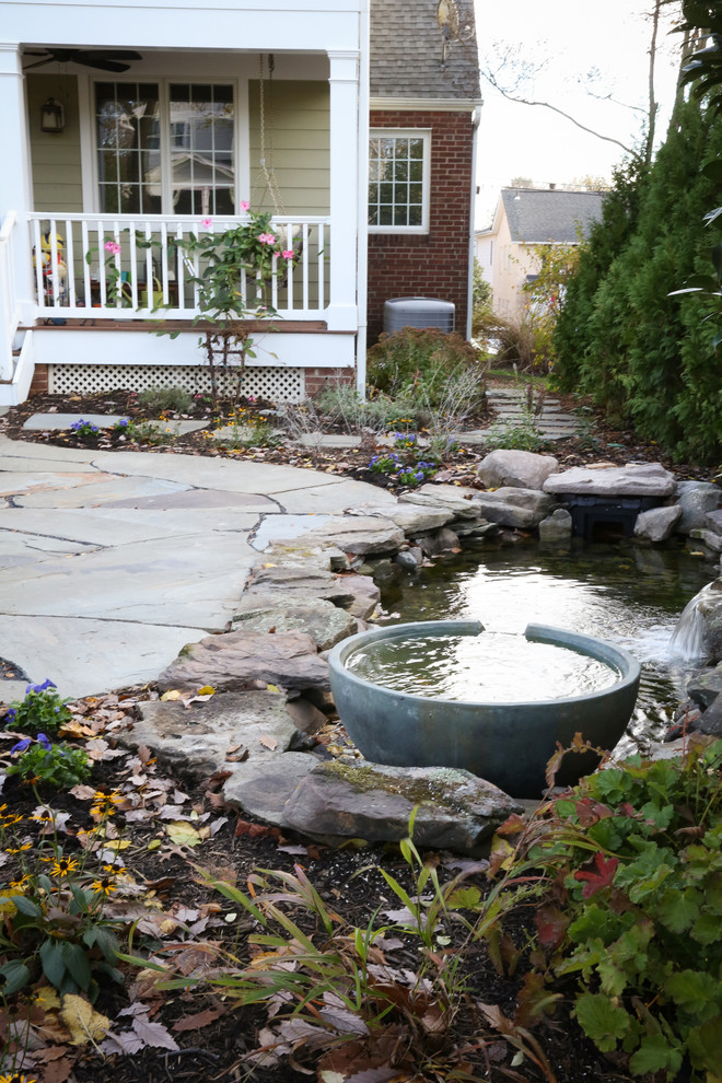 Idée de décoration pour un petit jardin arrière craftsman l'automne avec un point d'eau, une exposition partiellement ombragée et des pavés en pierre naturelle.