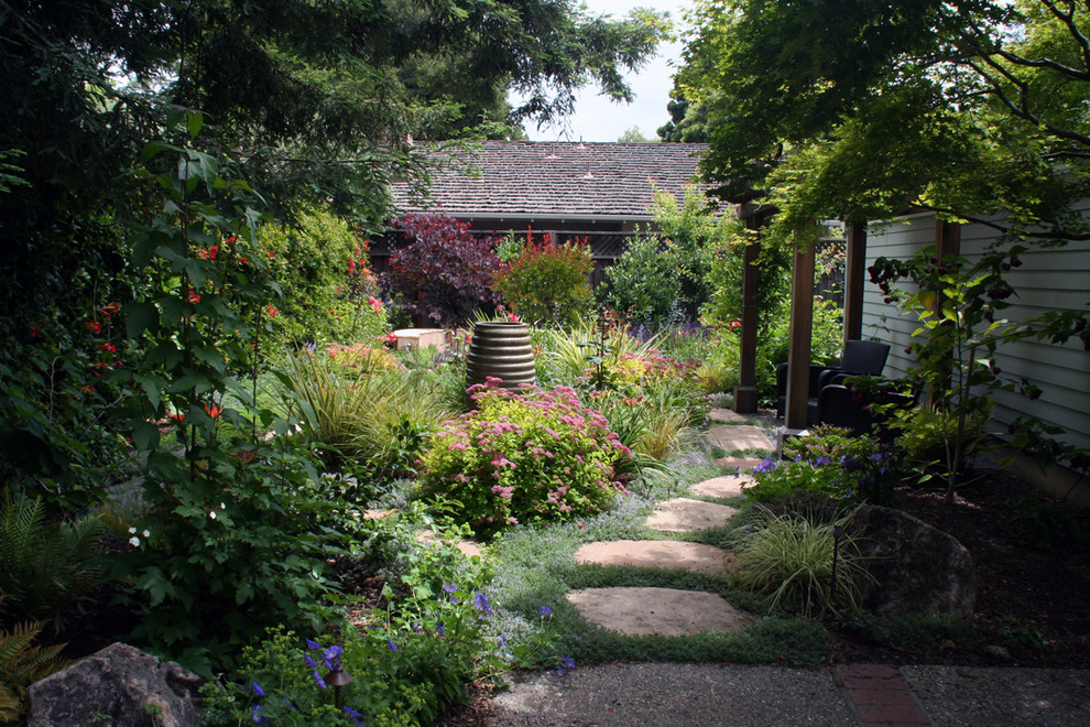 На фото: большой регулярный сад на боковом дворе в современном стиле с садовой дорожкой или калиткой и покрытием из каменной брусчатки с