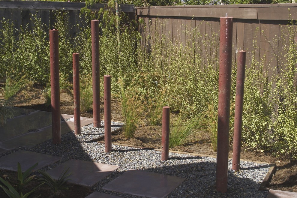 Moderner Garten mit Wasserspiel in San Luis Obispo