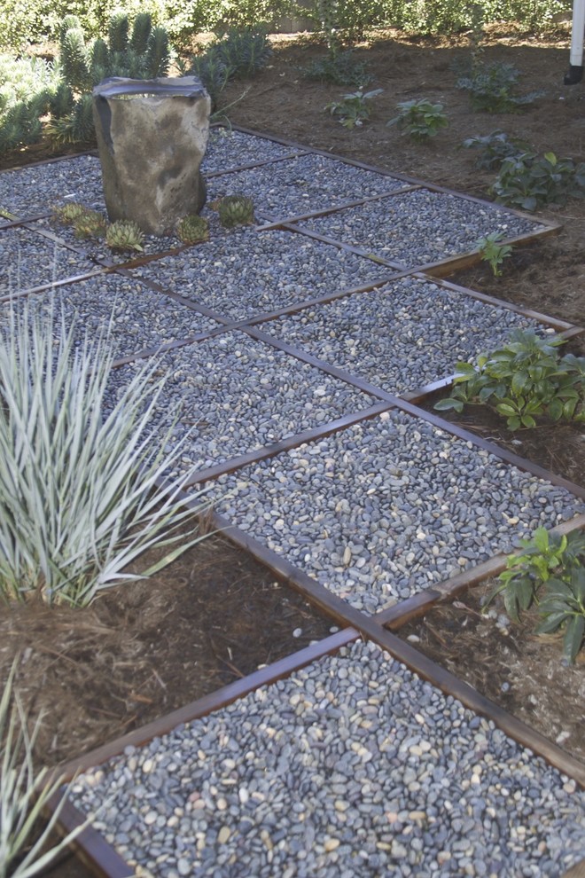 Пример оригинального дизайна: участок и сад на заднем дворе в современном стиле с покрытием из гравия