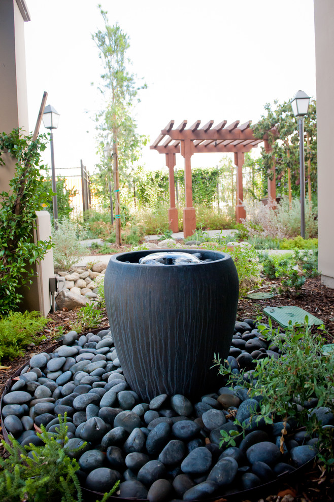 Kleiner, Schattiger Moderner Garten im Innenhof im Herbst mit Wasserspiel und Natursteinplatten in Los Angeles