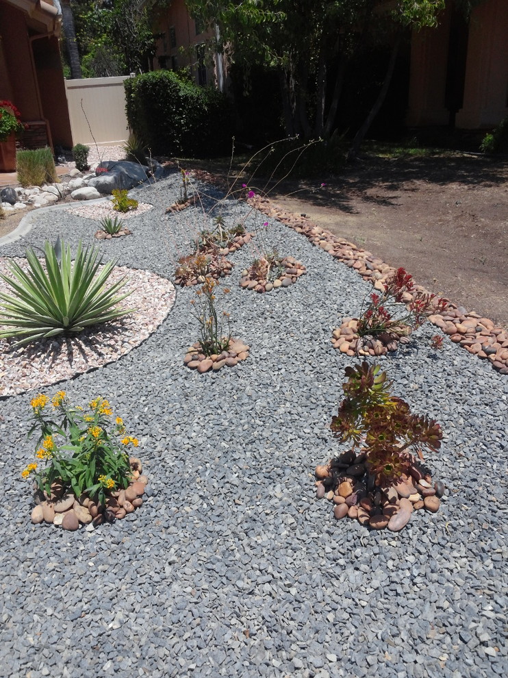 Medium sized front xeriscape garden in Los Angeles with gravel.