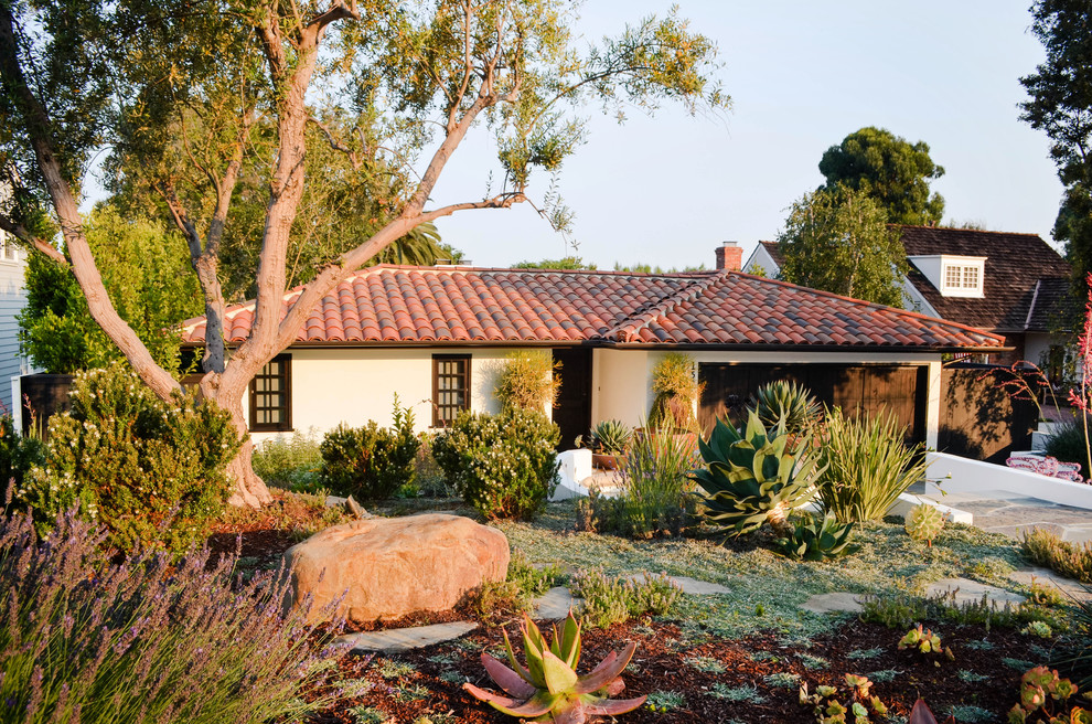 На фото: солнечный засухоустойчивый сад среднего размера на переднем дворе в средиземноморском стиле с садовой дорожкой или калиткой, хорошей освещенностью и покрытием из каменной брусчатки с