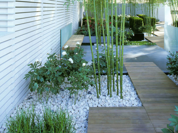 На фото: участок и сад на заднем дворе в морском стиле с покрытием из гравия