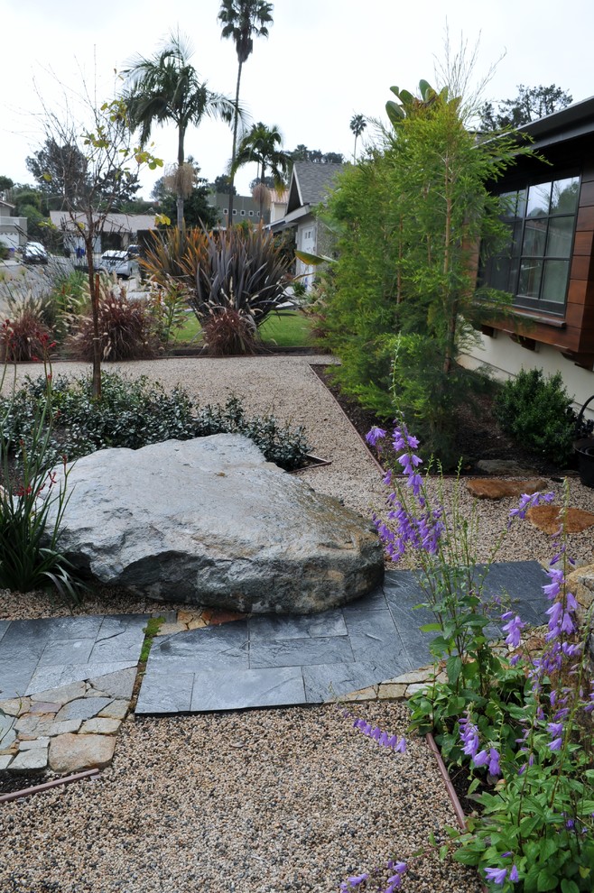 Exemple d'un jardin avant chic de taille moyenne avec des pavés en pierre naturelle.