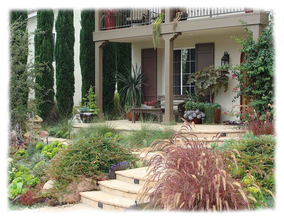 Cette image montre un jardin chalet l'été avec une exposition ensoleillée et des pavés en pierre naturelle.