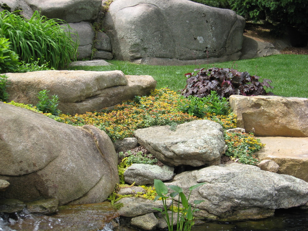 Ispirazione per un giardino classico esposto in pieno sole dietro casa con fontane e pavimentazioni in pietra naturale