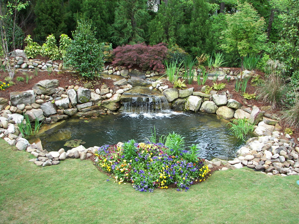 アトランタにある広いトラディショナルスタイルのおしゃれな裏庭 (池、日向、天然石敷き) の写真