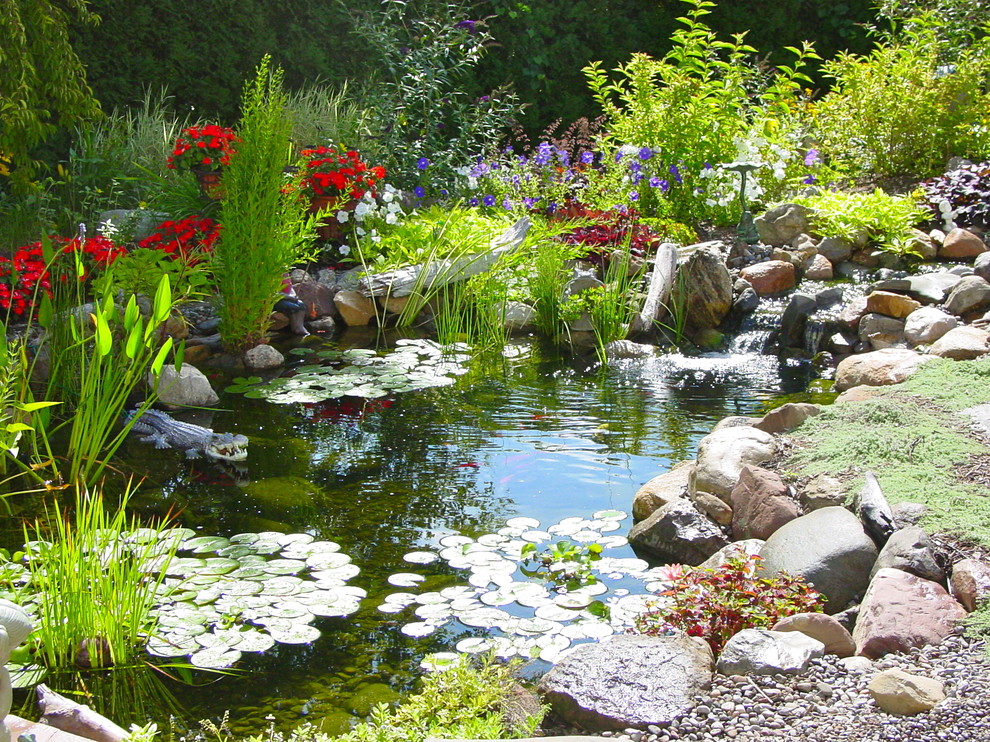 Design ideas for a traditional landscaping in New York.