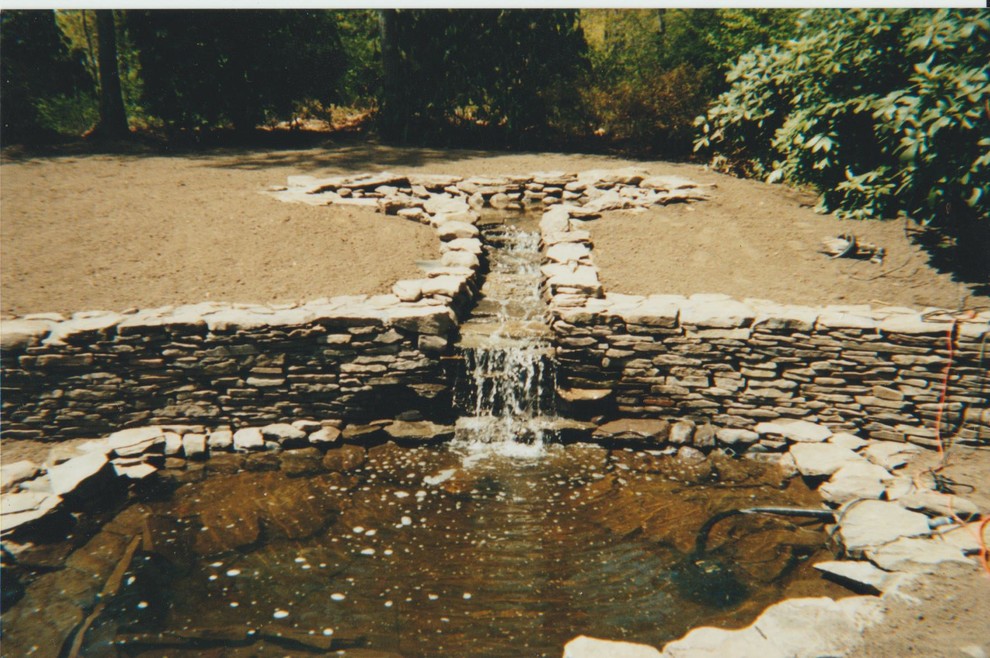 Großer Rustikaler Garten hinter dem Haus mit Wasserspiel und Natursteinplatten in Boston