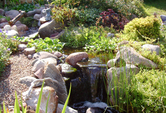 Inspiration for a traditional partial sun backyard water fountain landscape in Kansas City for spring.
