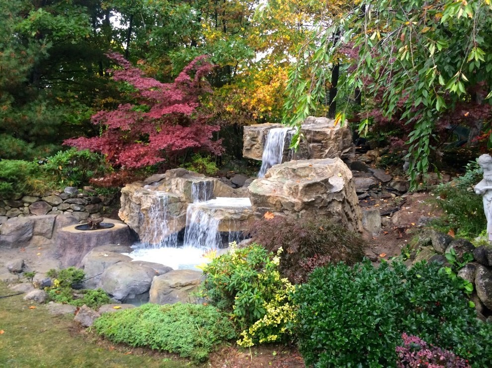 Ispirazione per un grande giardino tropicale con fontane