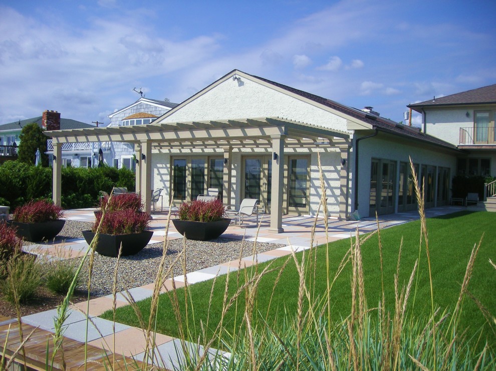 Идея дизайна: солнечный участок и сад на заднем дворе в стиле неоклассика (современная классика) с хорошей освещенностью и с перголой