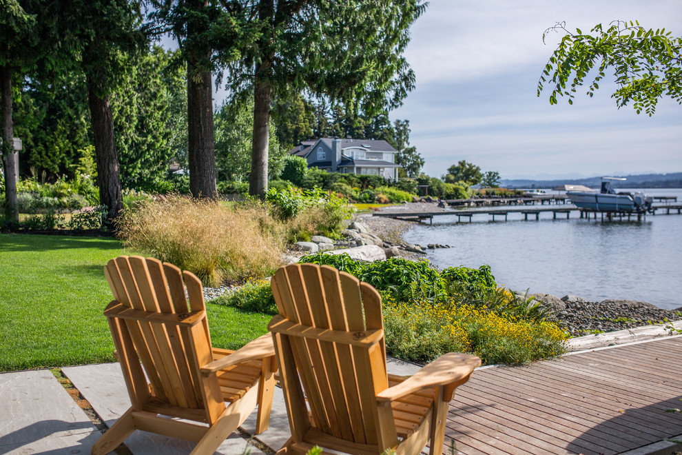 Mittelgroßer Maritimer Garten im Sommer, hinter dem Haus mit Wasserspiel, direkter Sonneneinstrahlung und Dielen in Seattle